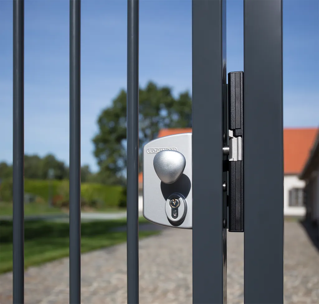LAKZ_SAKL_installed_on_gate_by_pool__1920px.webp