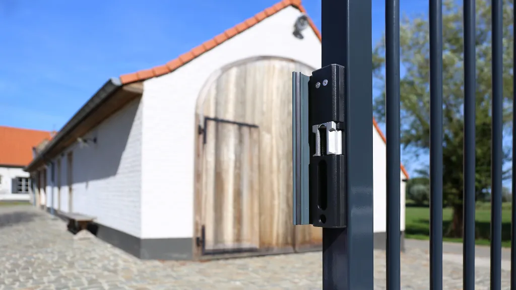 MODULEC_SA__On_anthracite_gate_by_farm__1920x1080px.webp