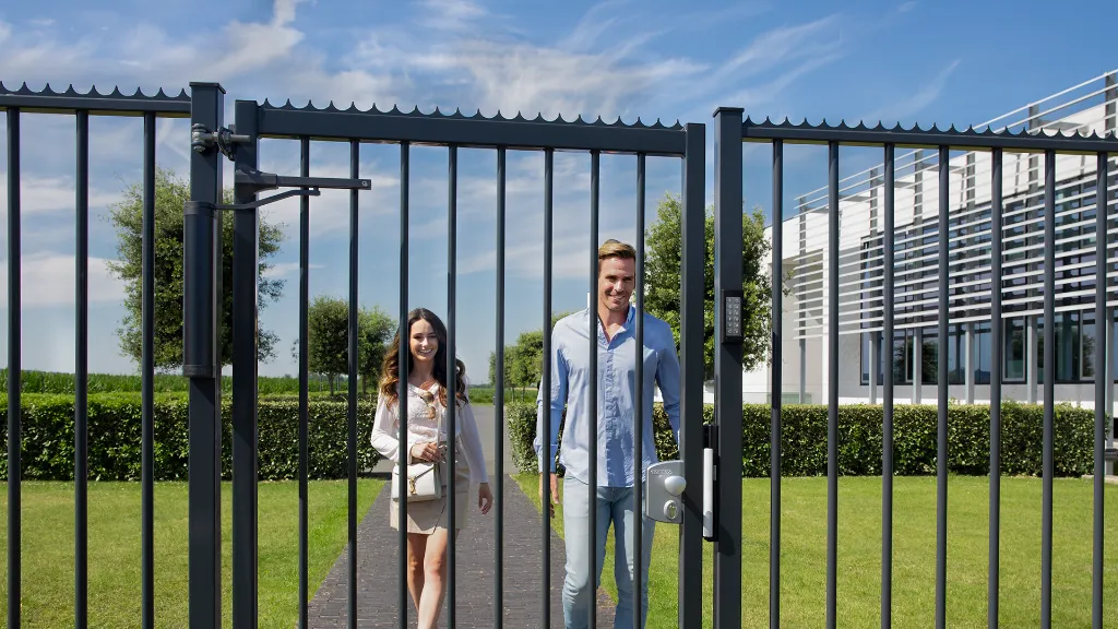 VTC-2_SLIMSTONE_LAKQU2_MODULEC-SH_CoupleWalkingToGate_Willy__1920x1080px.webp