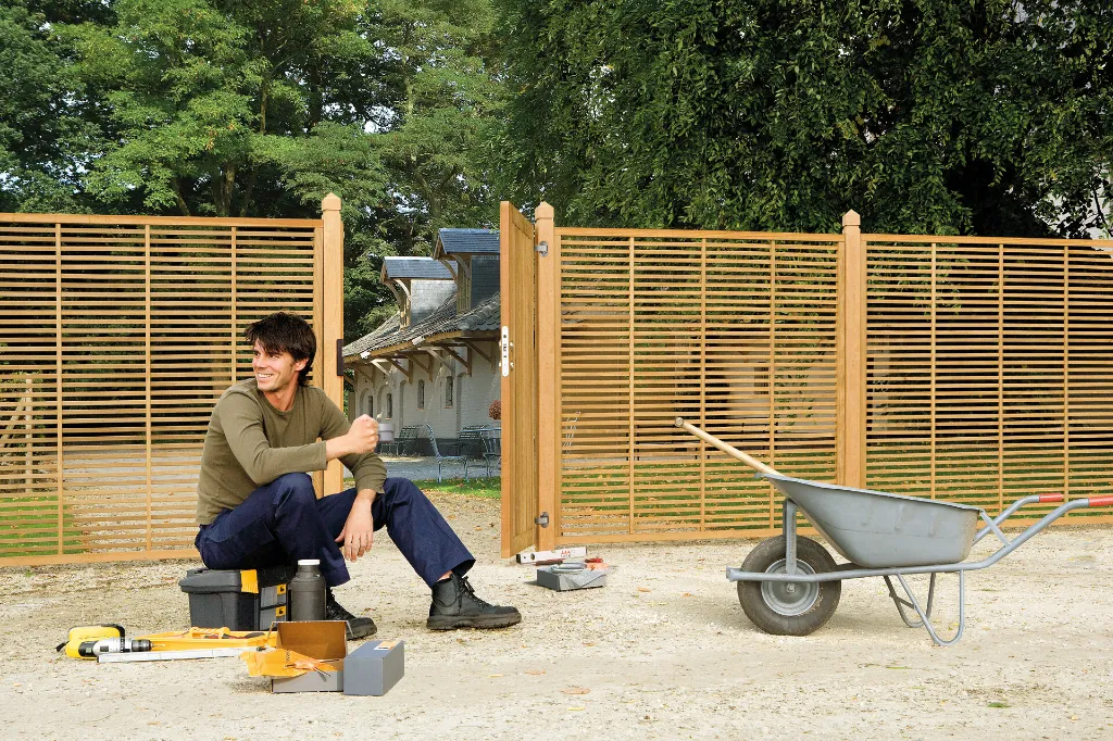H-WOOD_SEH_3DW__Wooden_gate_installer_taking_lunch_break__1920px.webp