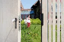 H-WOOD_3020-HYB-STD_SEH__Detail_wooden_gate_open_women_in_garden__1920px.webp