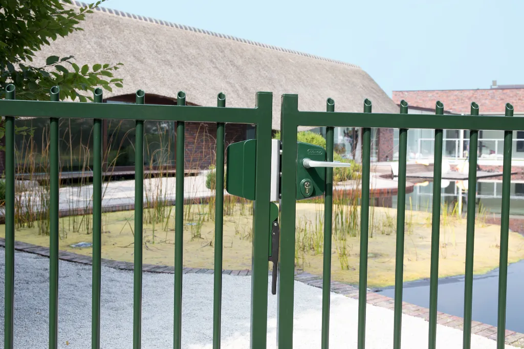 SUBY_LAKQU2_3006PC_SAKL__Green_fence_in_front_of_villa_with_pond__1920px.webp