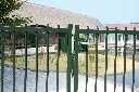 SUBY_LAKQU2_3006PC_SAKL__Green_fence_in_front_of_villa_with_pond__1920px.webp