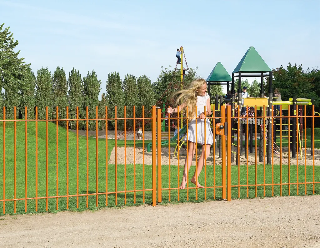 LAKZJ2_SMKL_3006WSI_SWING40__Girl_on_orange_fence_by_playground__1920px.webp
