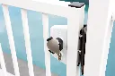 LAKZP1WSI_SMKL__Detail_on_white_gate_by_pool__1920px.webp
