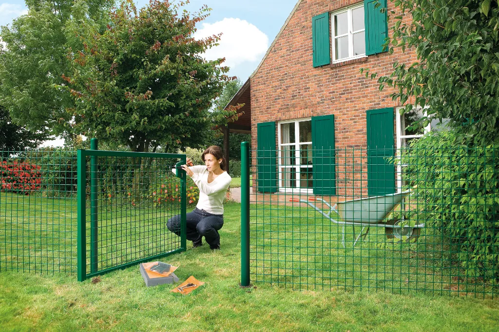 LAKZP1_SKRZ_GBM12_LOCITOOL__Woman_installing_on_green_garden_gate__1920px.webp