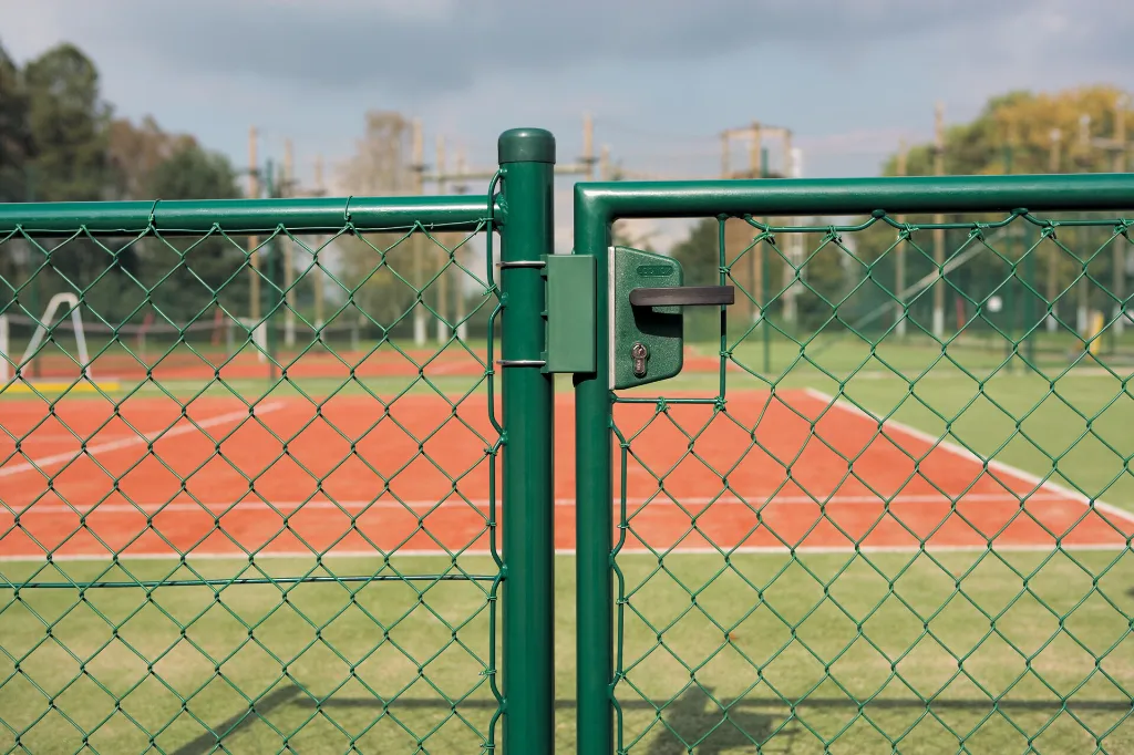 LAKZP1_SKRZ__Green_fence_on_tennis_court__1920px.webp
