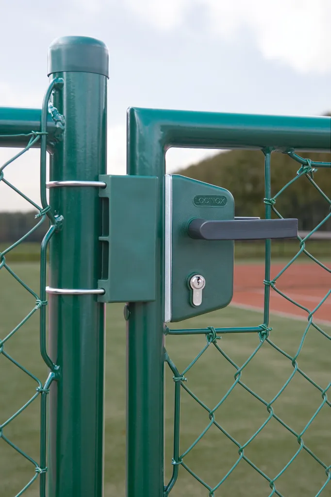 LAKZP1_SKRZ__Closeup_green_fence_on_tennis_court__1920px.webp