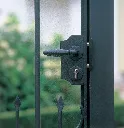 LAKYF2_SPKZ__Closeup_ornamental_gate_green_background__1920px.webp