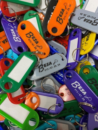 SCHLÜSSELANHÄNGERS AUS KUNSTSTOFF MIT RING UND NAMENSSTEMPEL - 2500 STÜCK